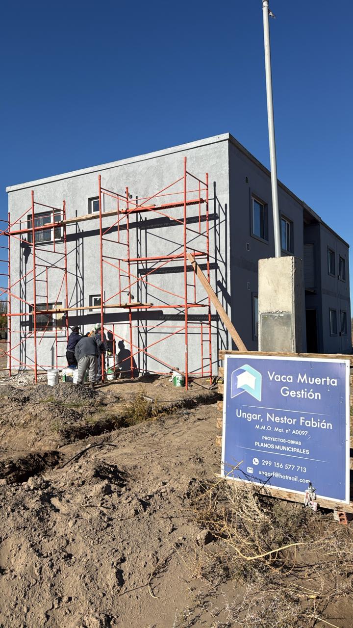 Obra en curso en Añelo con cartel Vaca Muerta Gestión